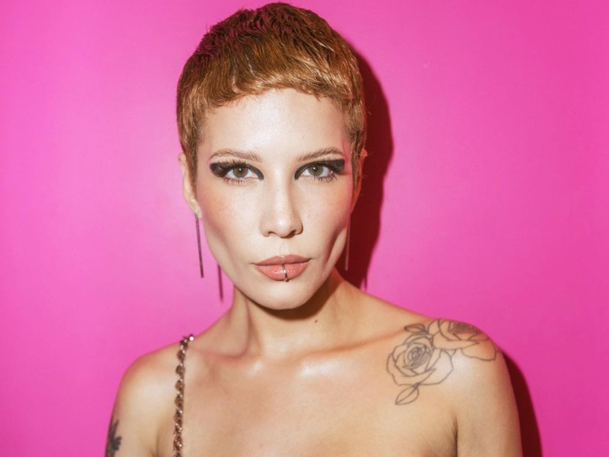 Halsey: Με μακιγιάζ και χτένισμα εμπνευσμένα από τα 90’s και το grunge που επανέρχεται στο προσκήνιο