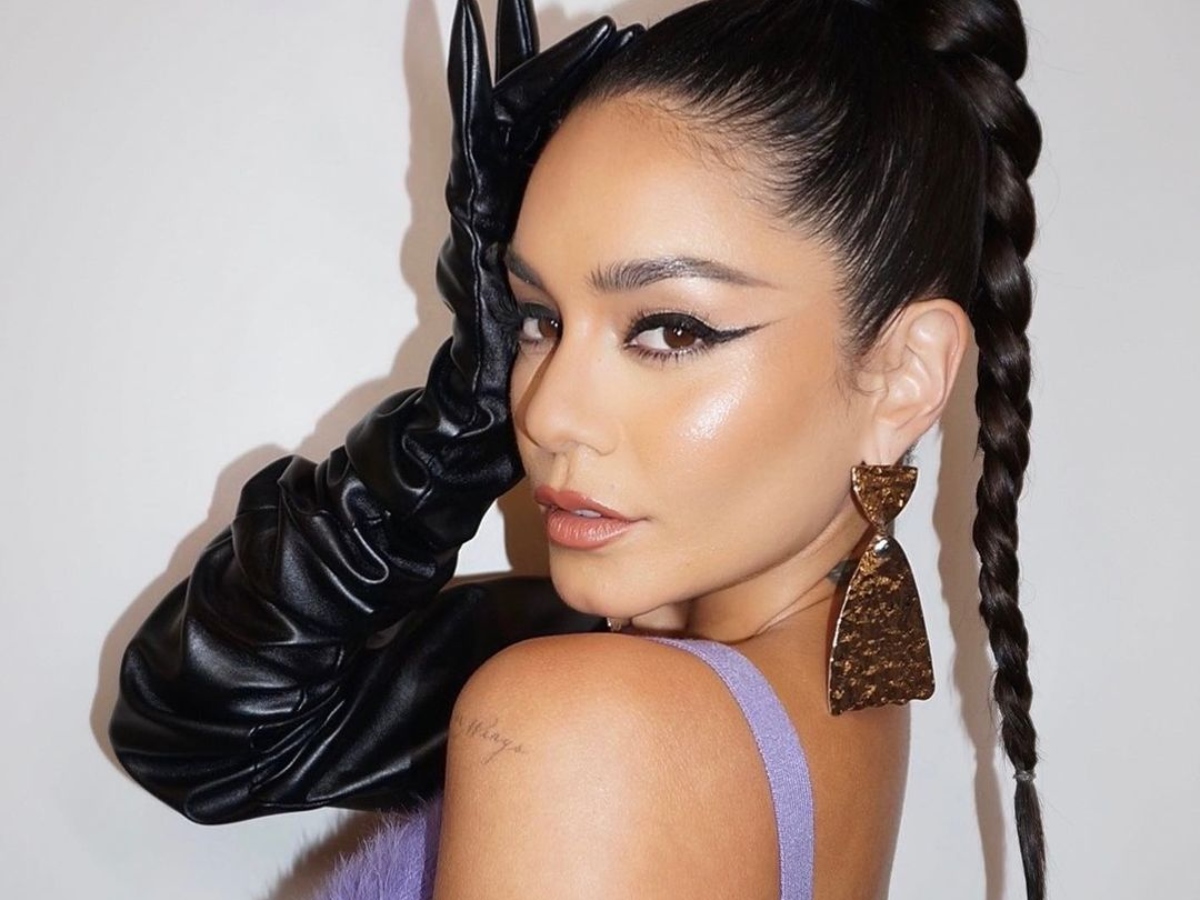 Η Vanessa Hudgens με eye make up look matchy με το χρώμα που έχουν οι μπότες της