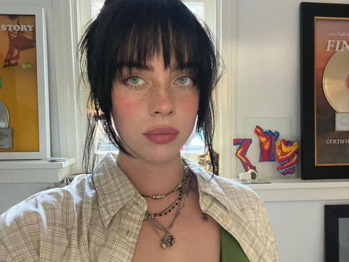 Billie Eilish: Συνδύασε το grunge make up look με το κλασικό 90’s girlie αξεσουάρ μαλλιών