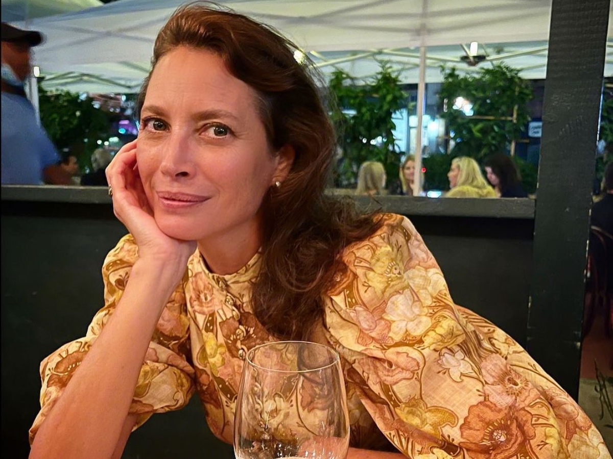 Η Christy Turlington σου υπενθυμίζει τη δύναμη που έχει το κόκκινο κραγιόν