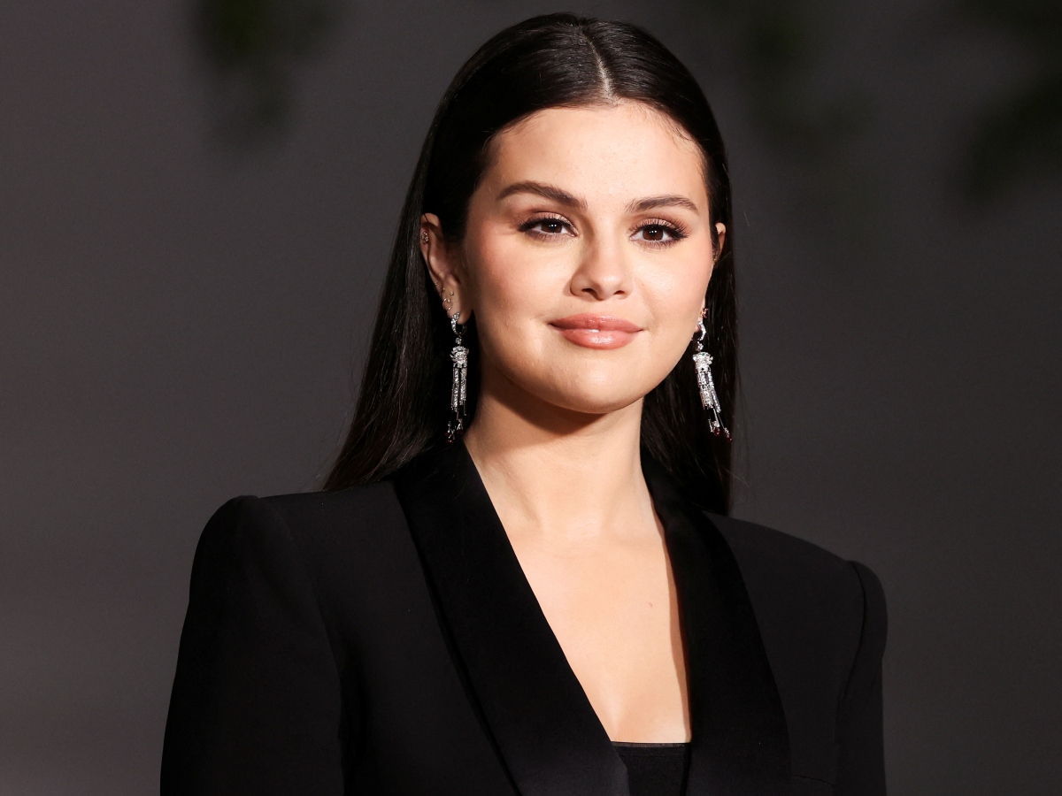 Η Selena Gomez υιοθέτησε το nude μανικιούρ που λατρεύουν οι celebrity nail artists