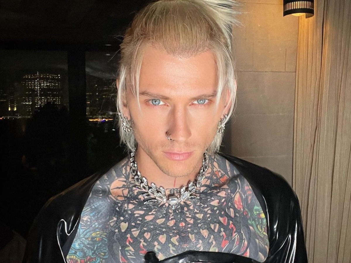 To twin buns look του Machine Gun Kelly είναι τέλεια ιδέα για το τριήμερο