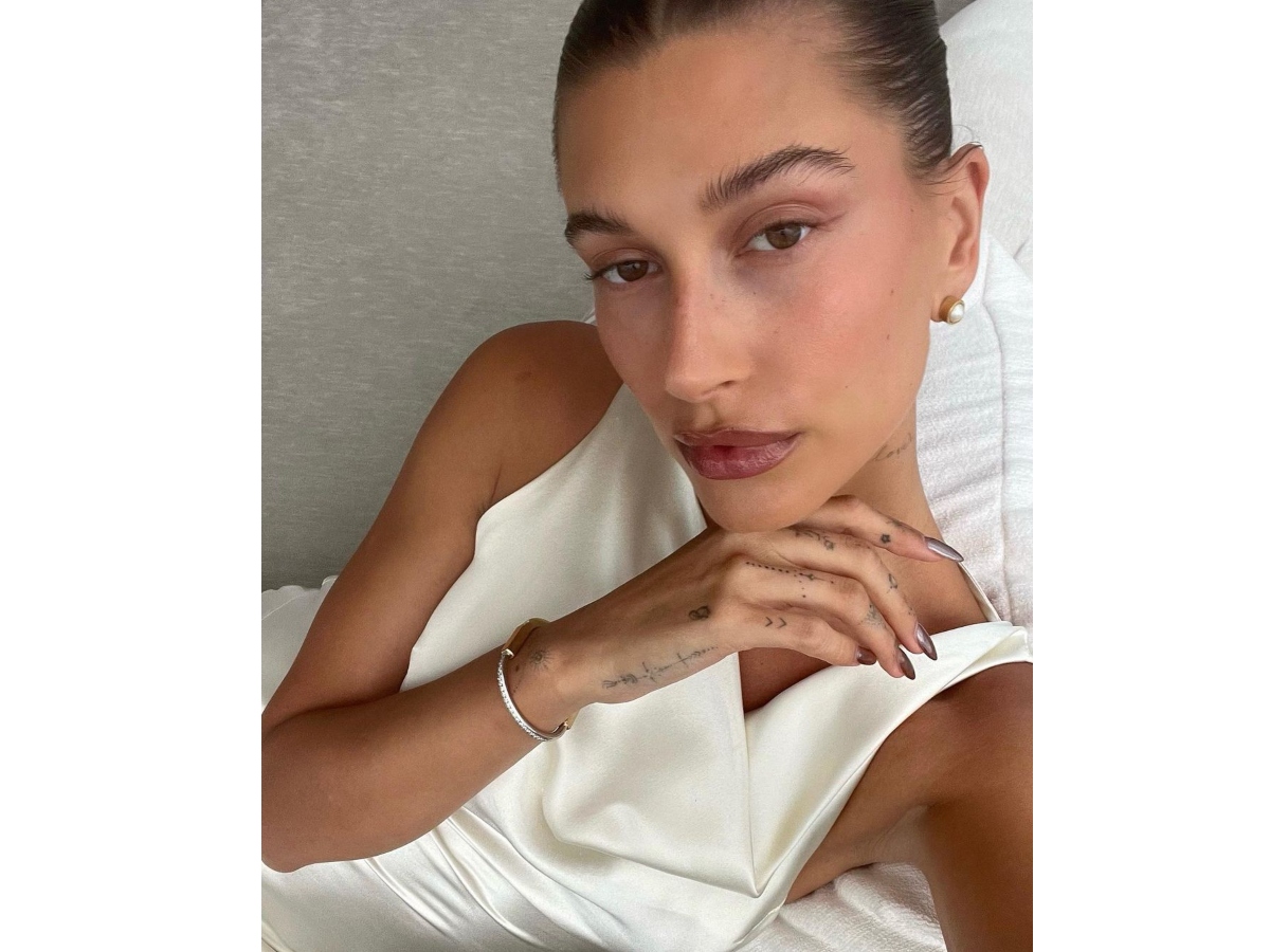 Η Hailey Bieber υποδέχτηκε το Φθινόπωρο με το σωστό χρώμα στα χείλη