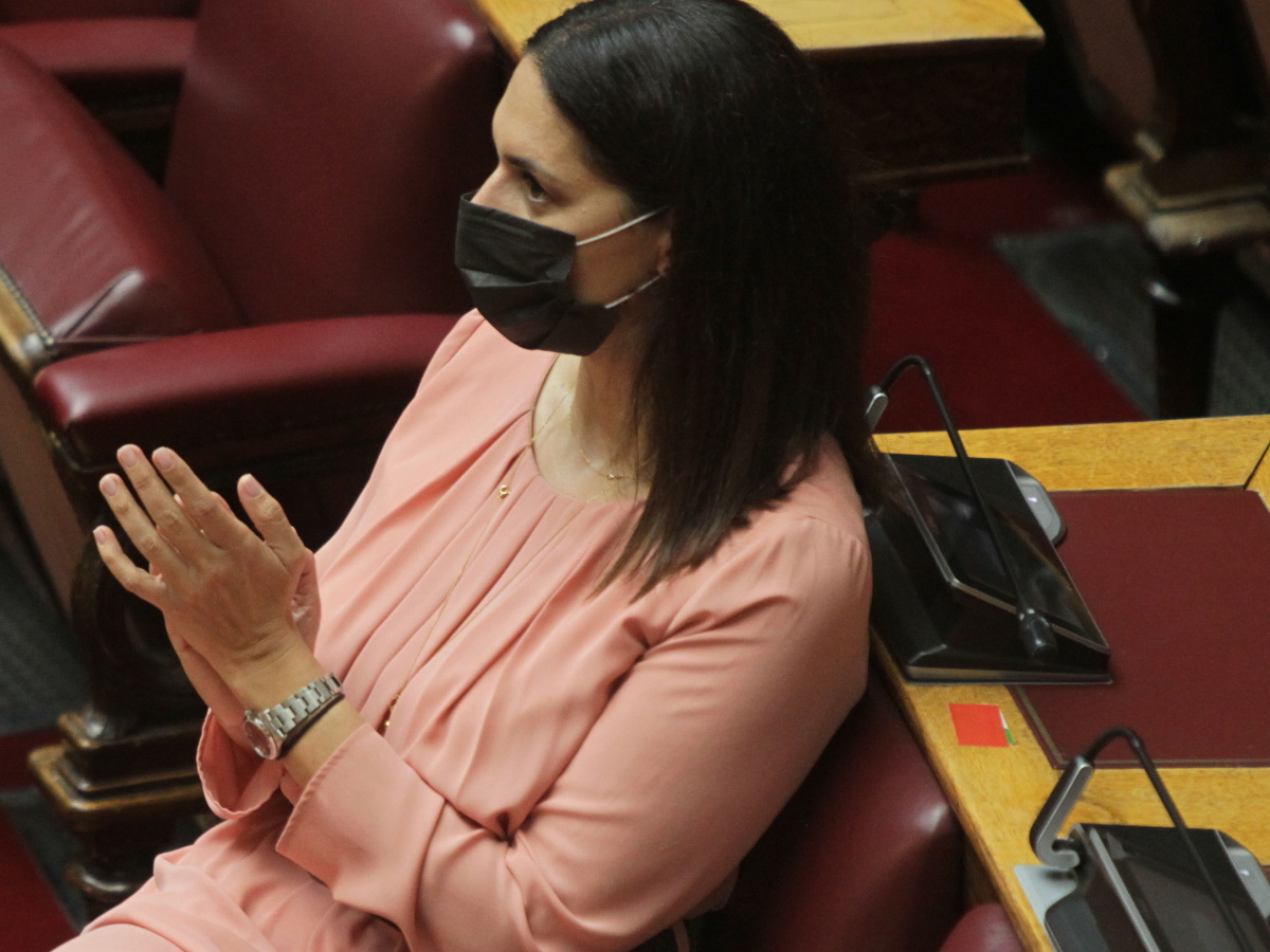Νόνη Δούνια: Λιποθύμησε κατά την διάρκεια της συνεδρίασης στη Βουλή – Μεταφέρθηκε στο ιατρείο