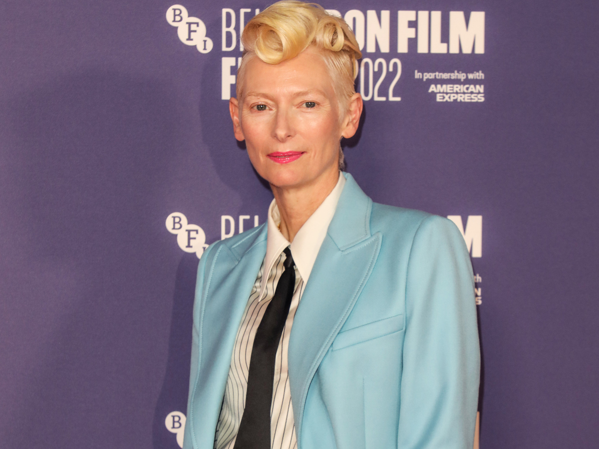 H Tilda Swinton στο κόκκινο χαλί με 50s ανδρόγυνο στιλ είναι απλά τέλεια!