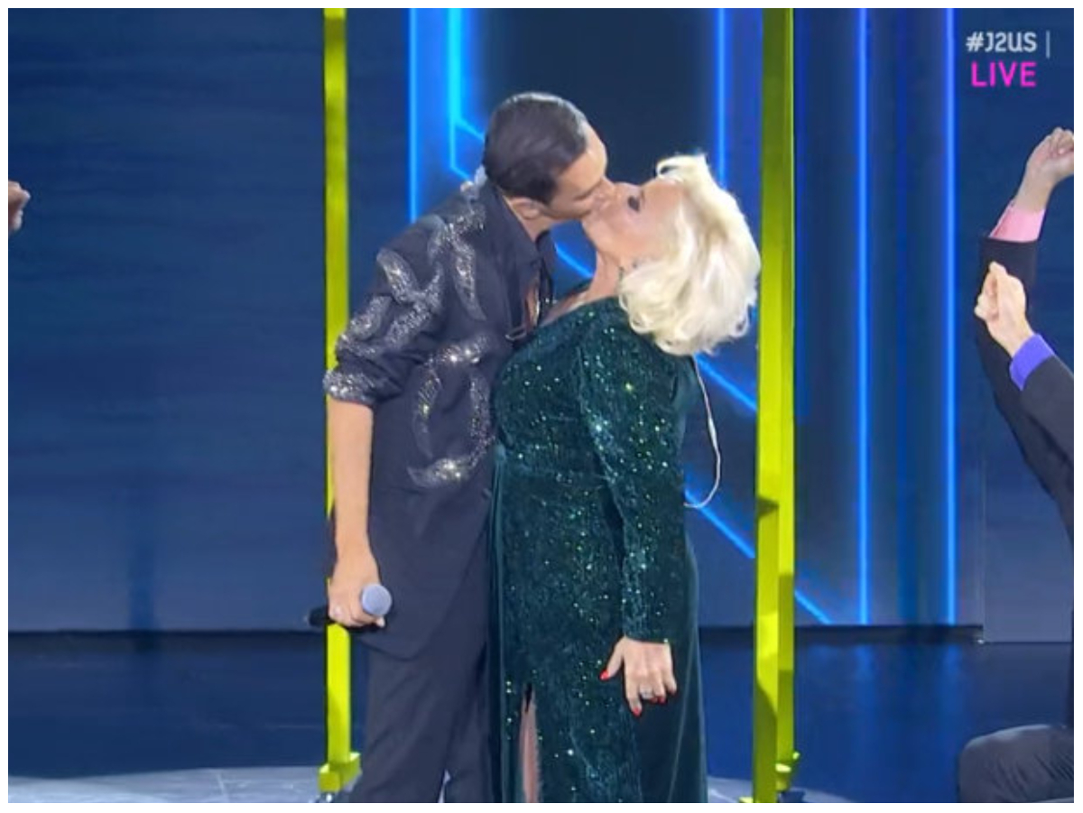 J2US: Η Μπέσσυ Αργυράκη και ο Τόλης Παπαδημητρίου σε ένα απρόσμενο φιλί επί σκηνής