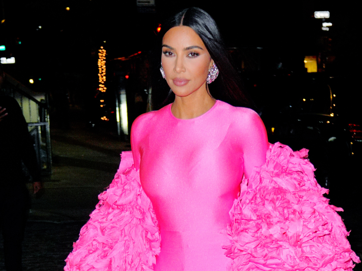 Kim Kardashian: Βρήκε το πιο στιλάτο πανωφόρι σε Barbiecore στιλ