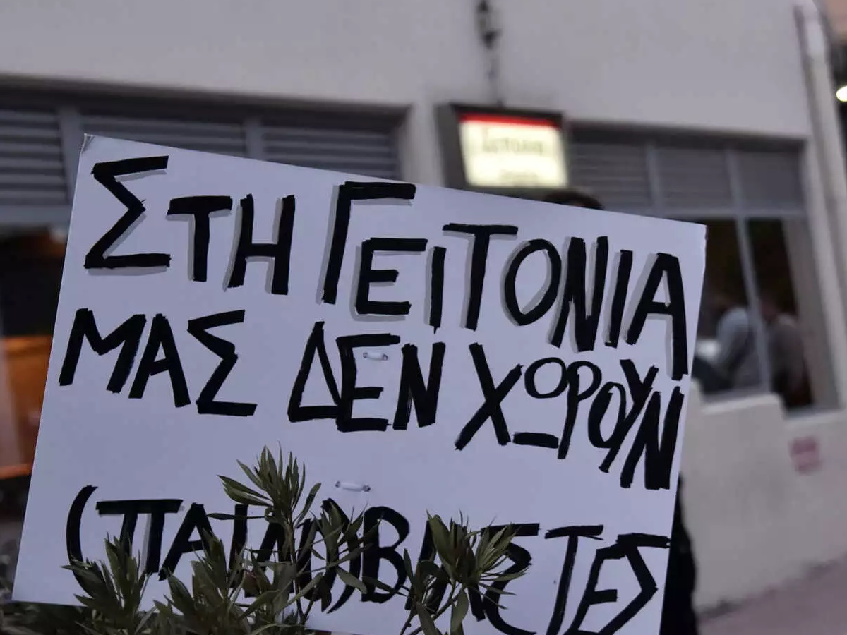 Κολωνός: Η μητέρα της 12χρονης κλαίει και απειλεί να αυτοκτονήσει στην ΓΑΔΑ