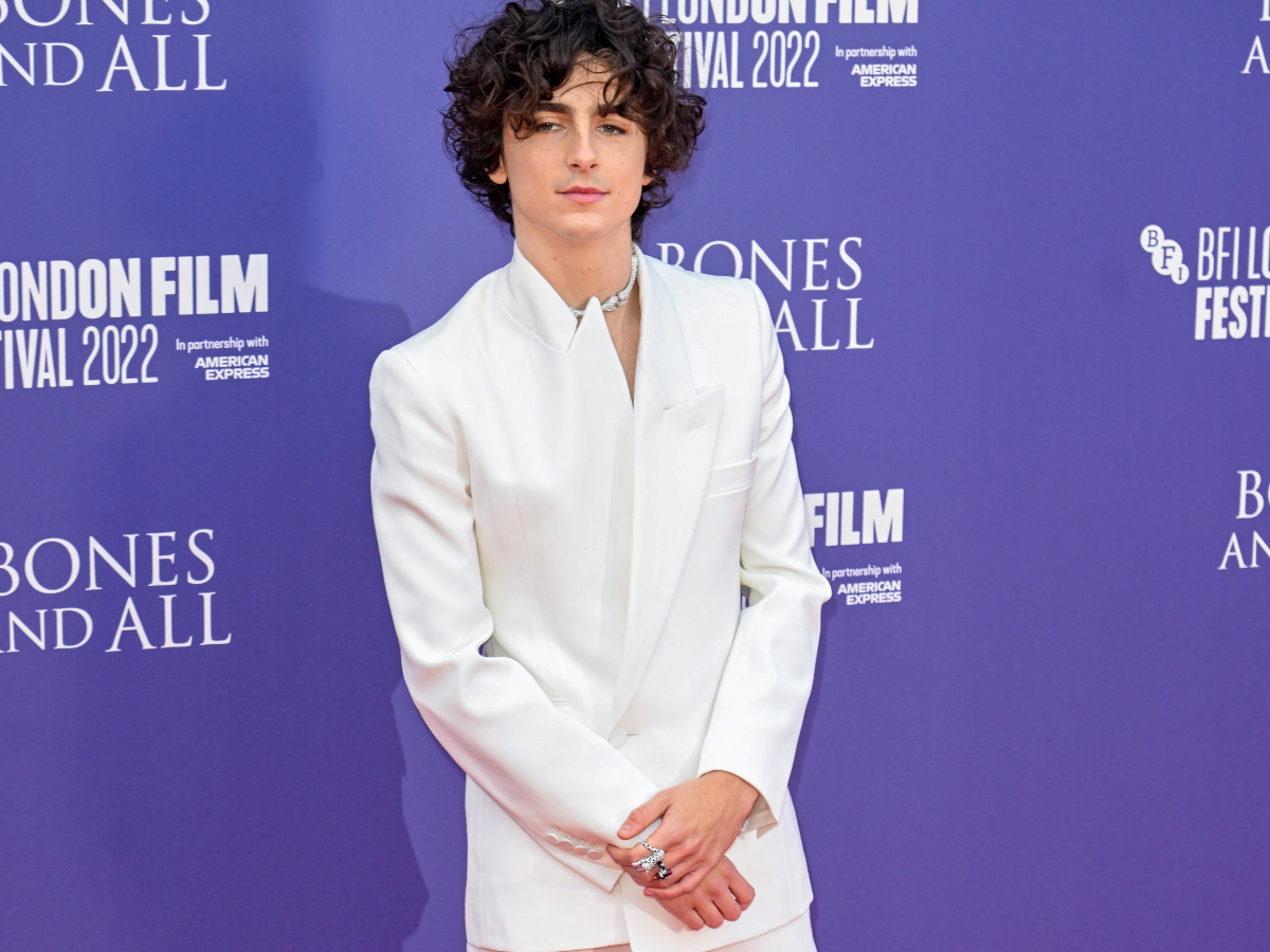 Timothee Chalamet: Απογείωσε το λευκό του κουστούμι με ένα διαμαντένιο τσόκερ Vivienne Westwood