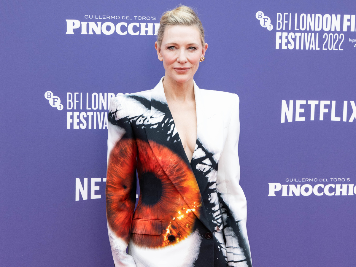 H Kate Blanchett συνδύασε αυτό το κουστούμι με ένα 90s shoe trend