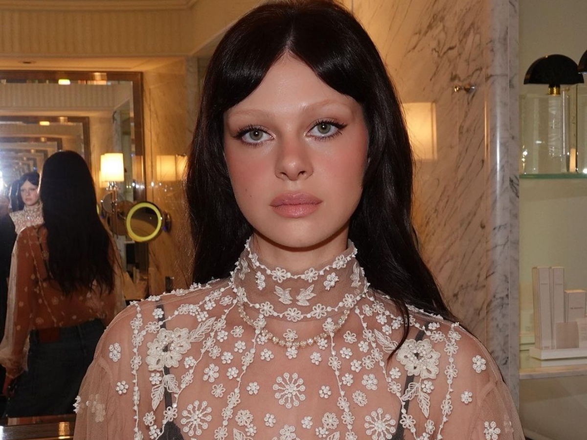 H παστέλ λεπτομέρεια στο french manicure της Nicola Peltz-Beckham θα σε εμπνεύσει
