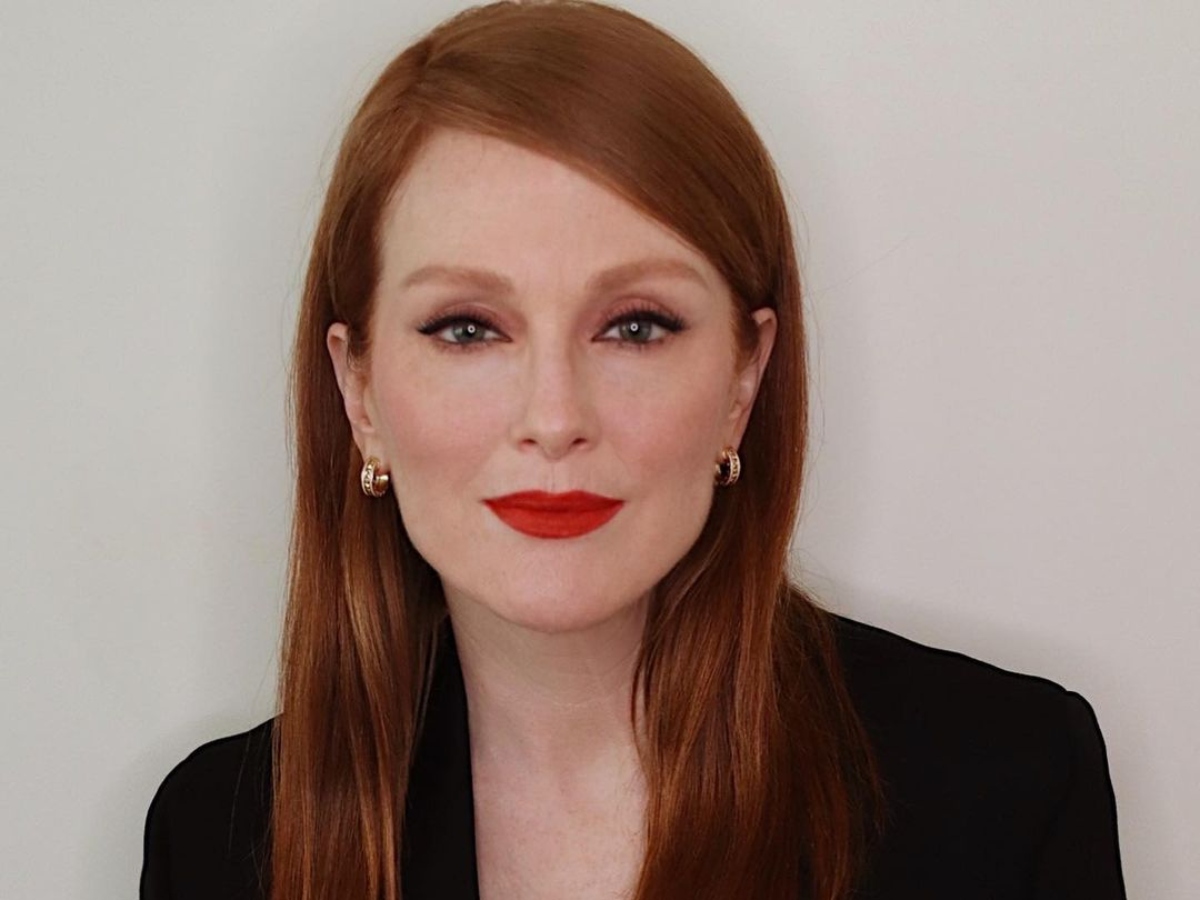 Julianne Moore: Με μονοχρωματικό μακιγιάζ matchy με τα μαλλιά της