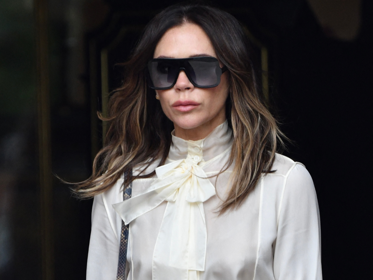 Victoria Beckham: Σου προτείνει τρία huge trend για τα πάρτι των Γιορτών