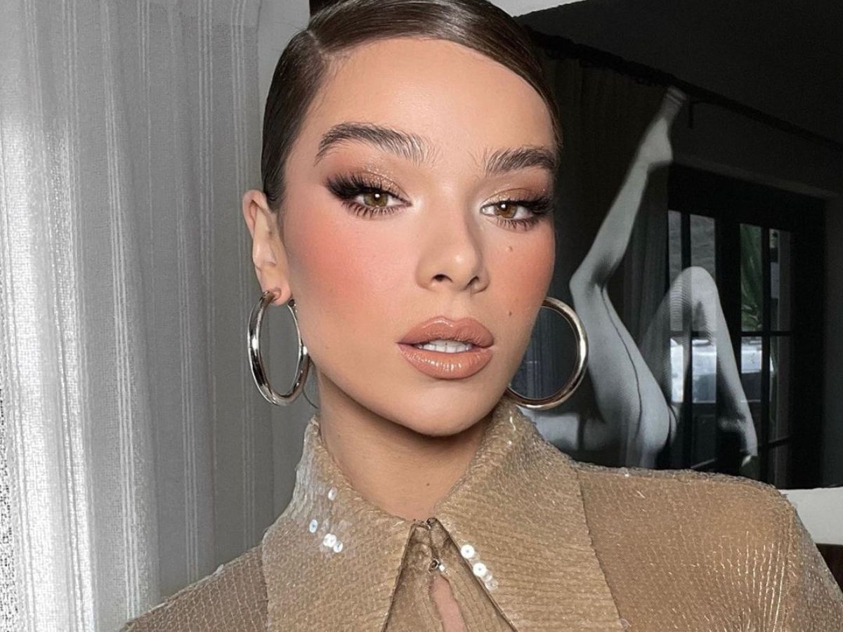 Δες πώς φόρεσε η Hailee Steinfeld το κόκκινο μολύβι ματιών