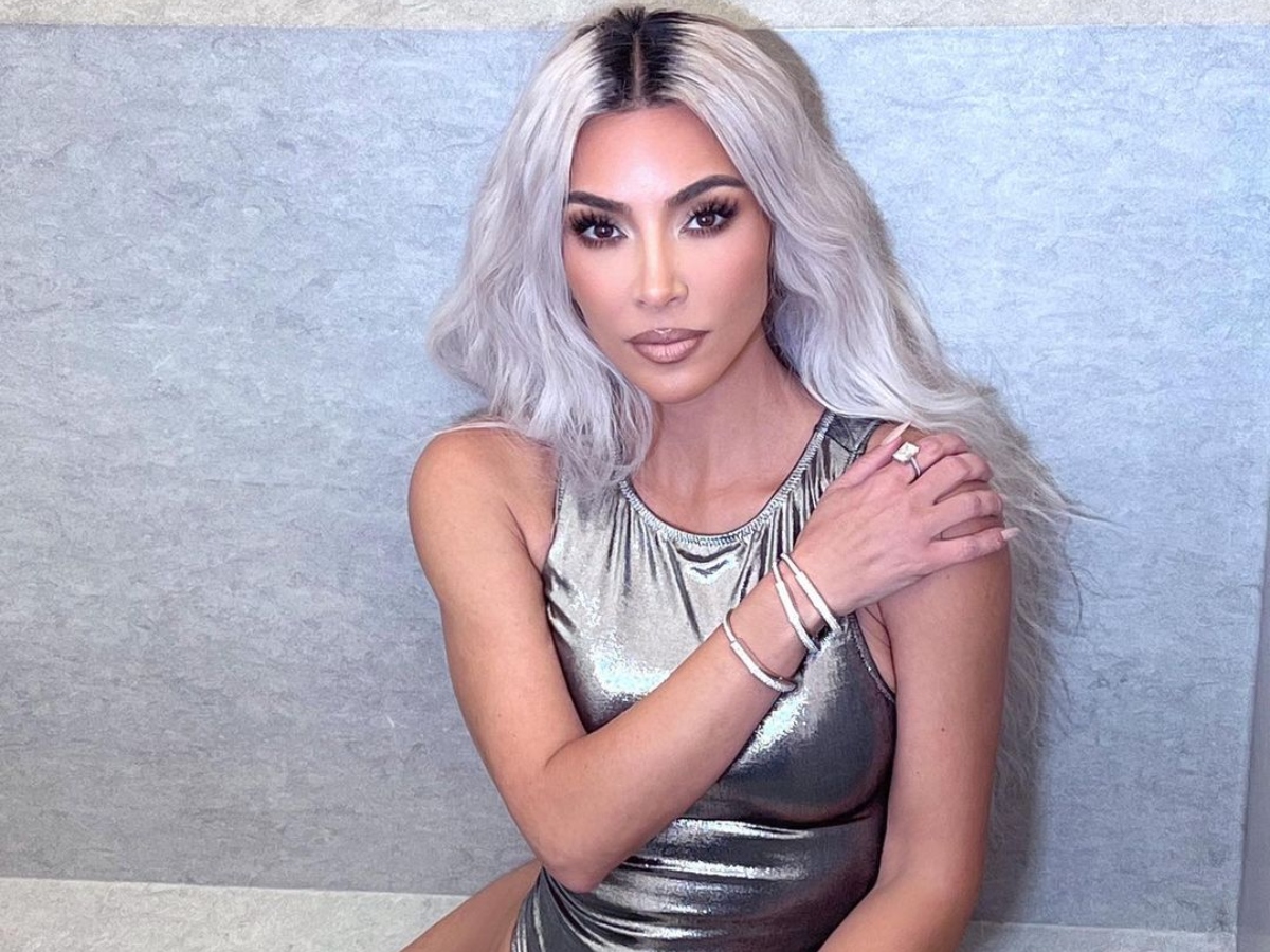 Kim Kardashian: Το νέο αγαπημένο της χρώμα στα χείλη είναι εμπνευσμένο από το Barbiecore trend