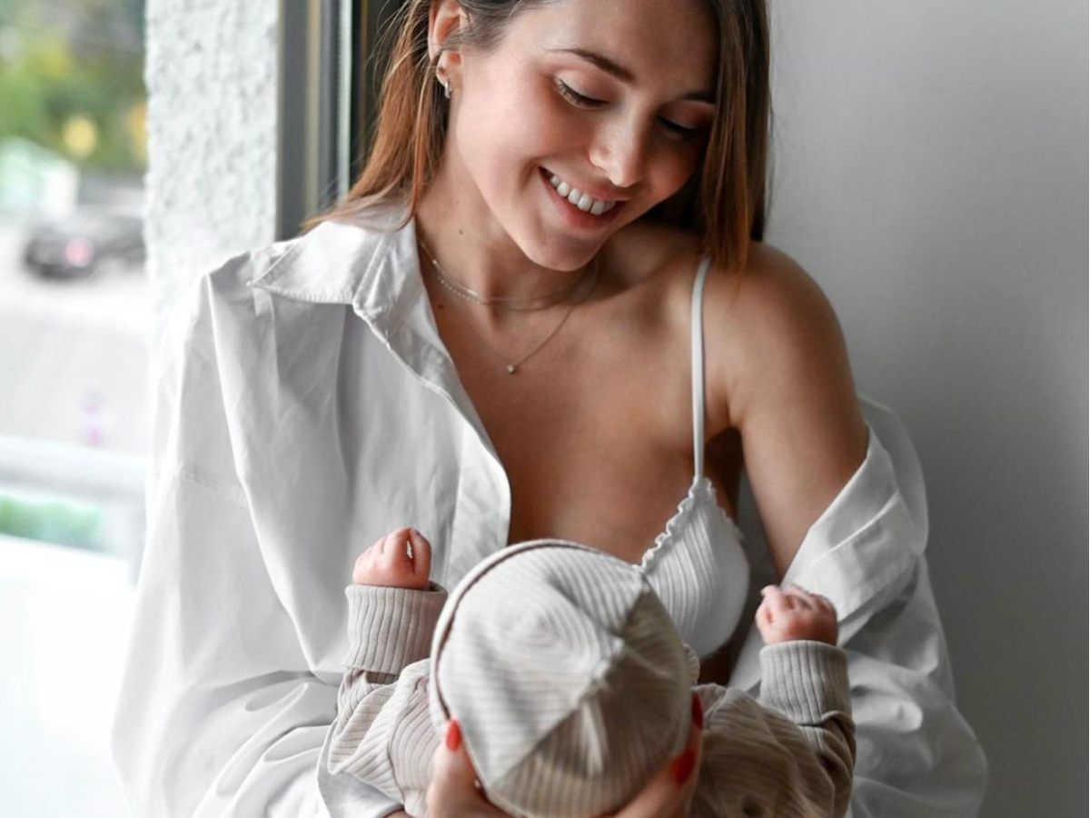 Ιωάννα Σιαμπάνη: Οι φωτογραφίες με τον νεογέννητο γιο της από την ώρα του θηλασμού
