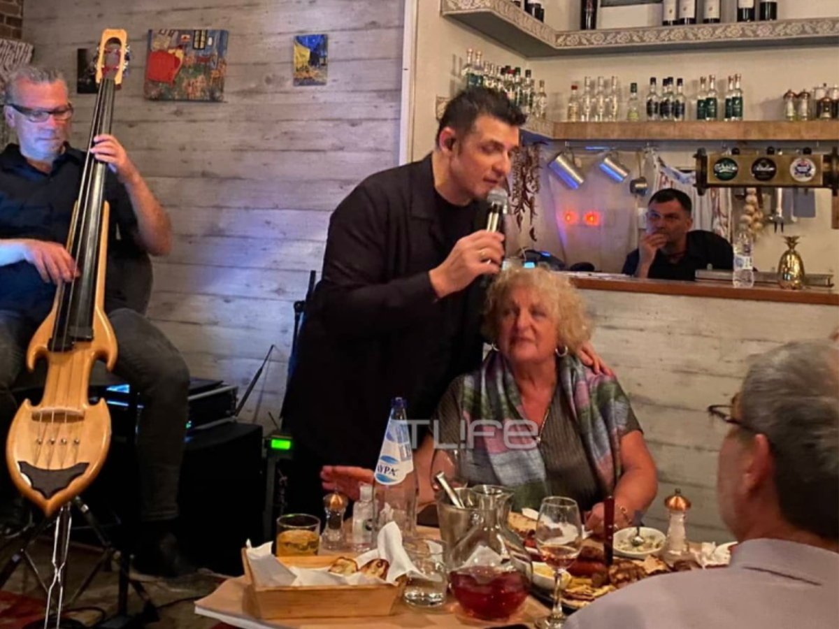 Χρίστος Αντωνιάδης: Δείτε τον για πρώτη φορά να τραγουδά μαζί με τη μητέρα του