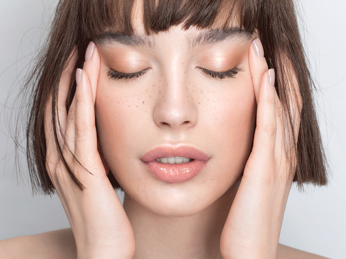 Τα make up tricks που εξαφανίζουν τα σημάδια κούρασης από τα μάτια