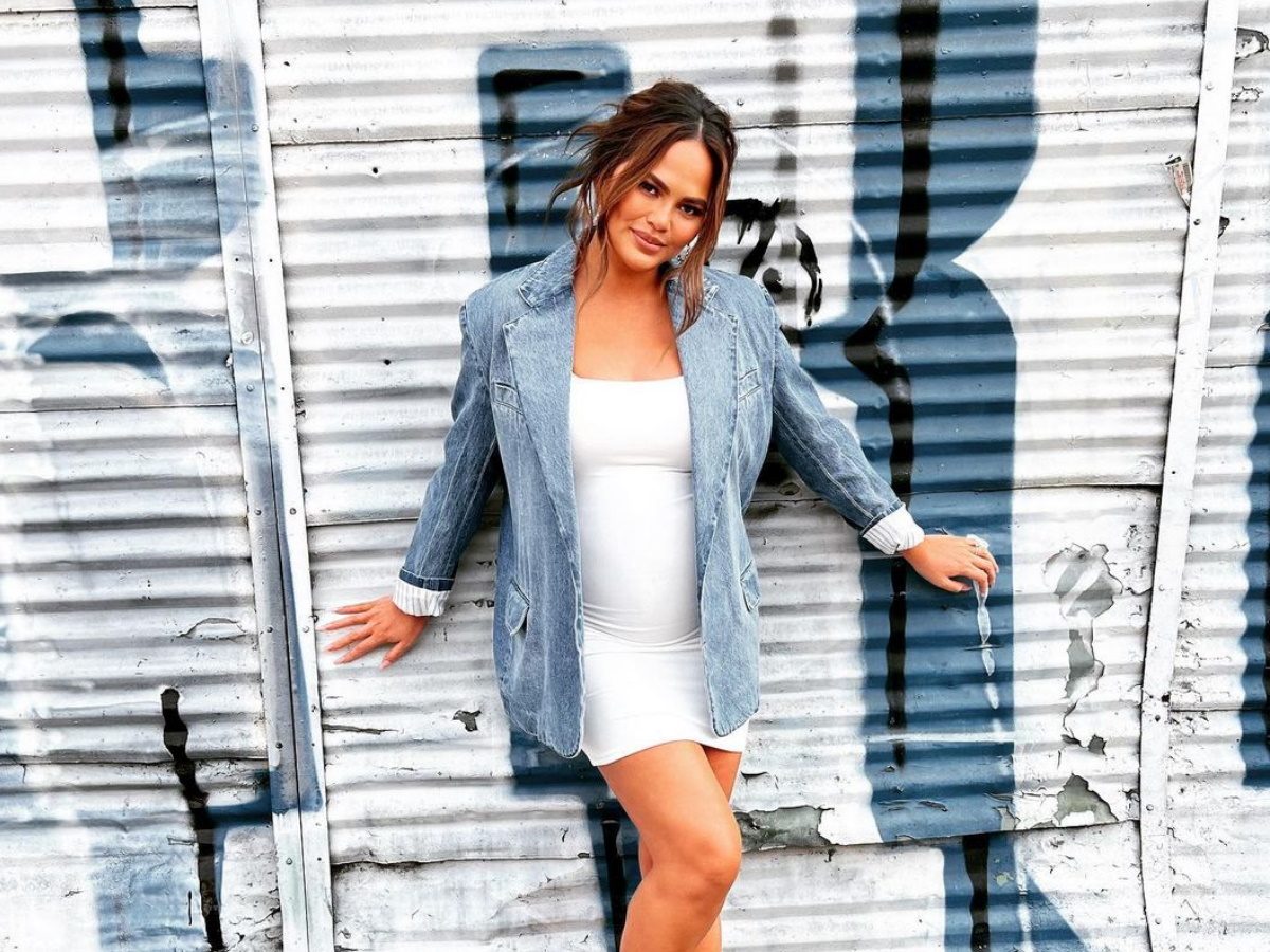 Chrissy Teigen: Ποζάρει γυμνή λίγο πριν γεννήσει το τρίτο της παιδί – Φωτογραφία