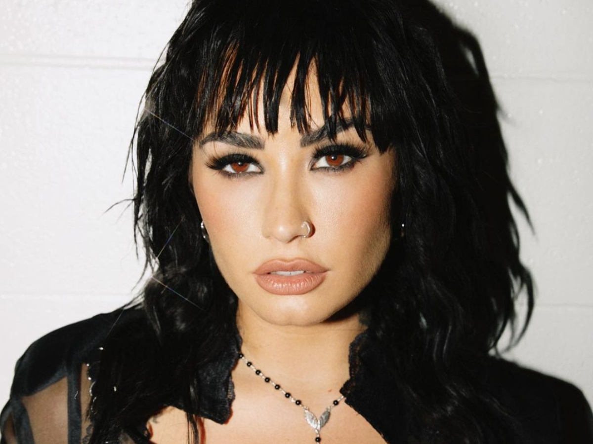 Demi Lovato: Το wet look της είναι μια όαση μέσα στο Φθινόπωρο