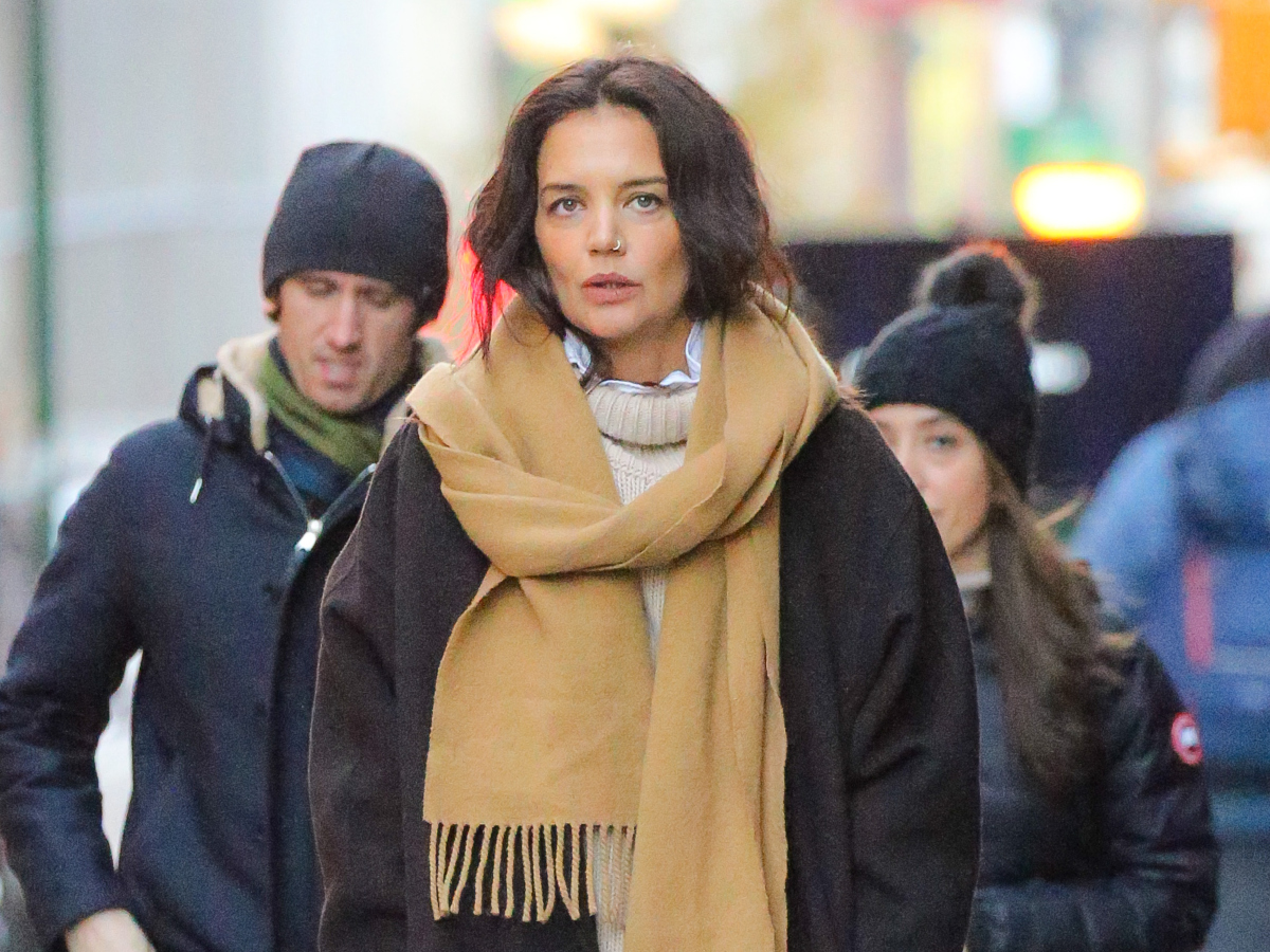 Kασκόλ: Η Katie Holmes σου δείχνει τον πιο cool τρόπο να το φορέσεις τώρα
