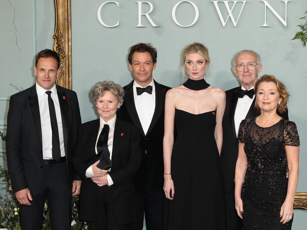 The Crown: Σύσσωμοι οι πρωταγωνιστές της σειράς στην επίσημη πρεμιέρα του 5ου κύκλου στο Λονδίνο – Φωτογραφίες