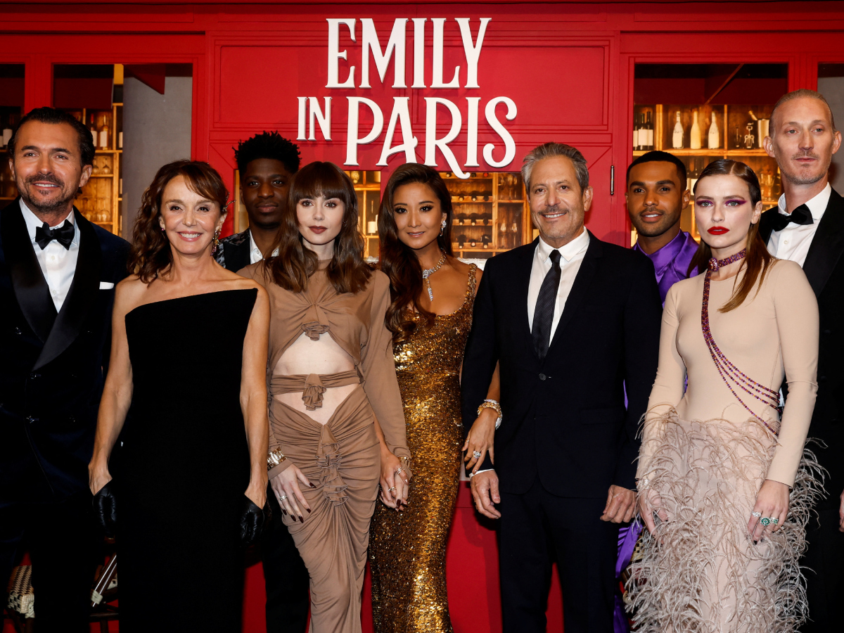 Emily in Paris: Tι φόρεσε η Lily Collins στην Πρεμιέρα της σειράς
