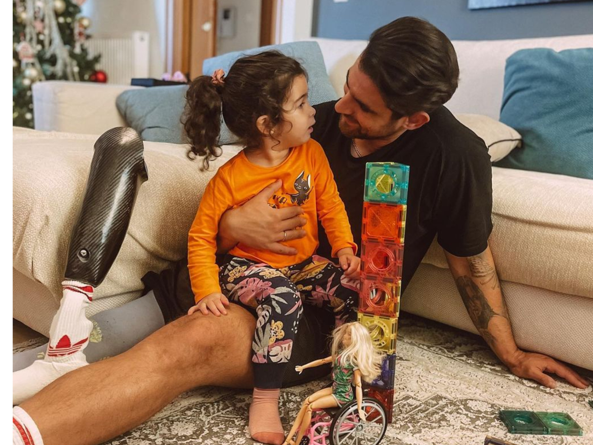 Ετεοκλής Παύλου: Η στιγμή που η 3χρονη κόρη του τον βοηθά με το τεχνητό μέλος του – Φωτογραφίες