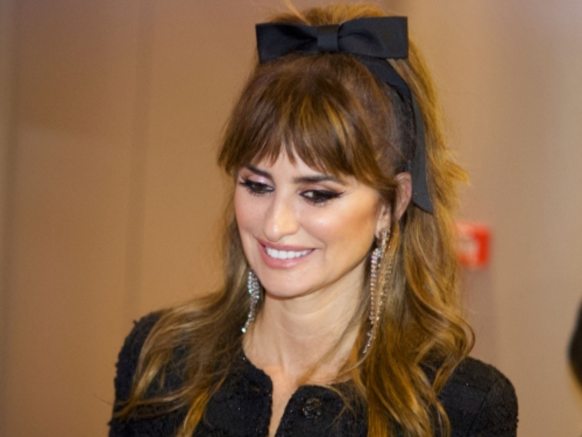 Penelope Cruz: Σου δείχνει 2 αξεσουάρ που θα απογειώσουν τα γιορτινά σου look