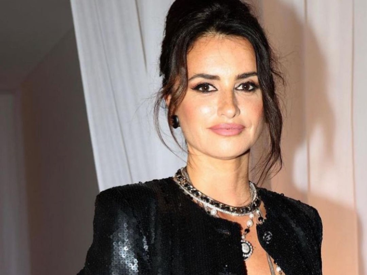 Penelope Cruz: Φόρεσε φιόγκο στα μαλλιά με τον πιο girlie και chic τρόπο