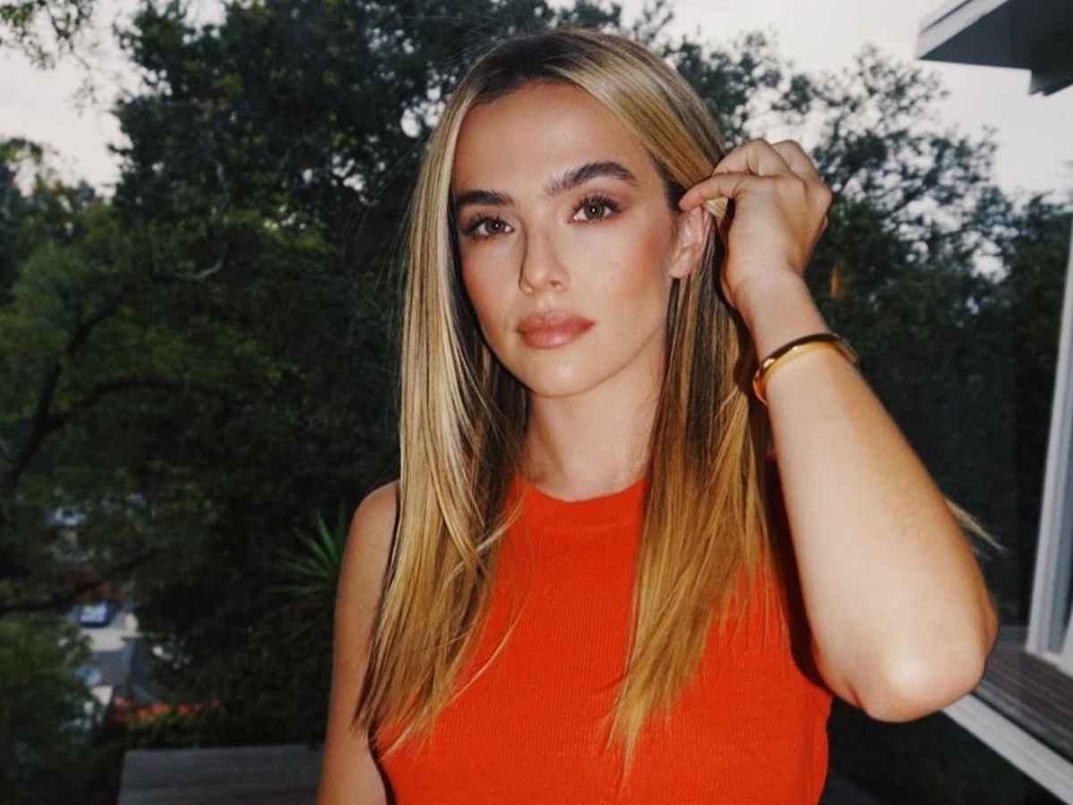 Zoey Deutch: Το total παστέλ μονοχρωματικό της beauty look είναι μια όαση μέσα στο Χειμώνα