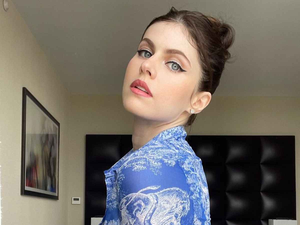 Τα vampy lips της Alexandra Daddario είναι ιδανικό look για την επόμενη βραδινή σου έξοδο