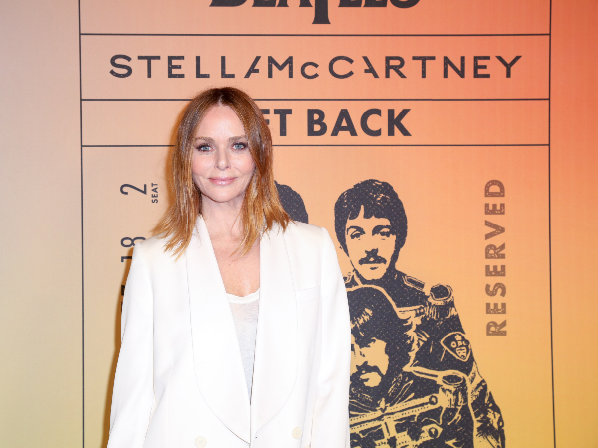 Stella McCartney: Μεταμορφώθηκε σε τηλεπερσόνα των 80s και κάνει… telemarketing