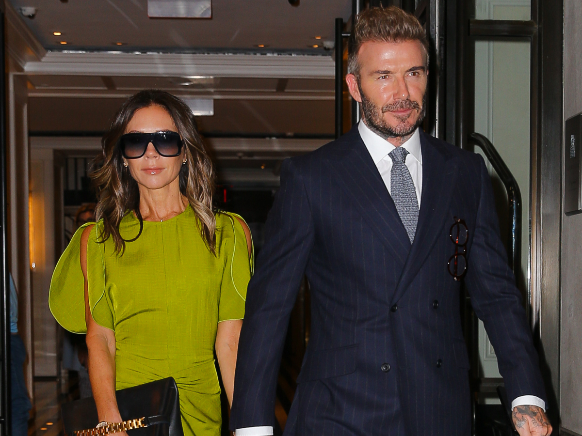 H Victoria Beckham σου βρήκε το τέλειο φόρεμα για την Πρωτοχρονιά