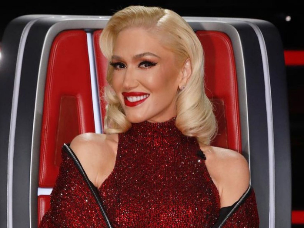 H Gwen Stefani με εκθαμβωτική δημιουργία Vrettos Vrettakos στον Τελικό του Voice Aμερικής