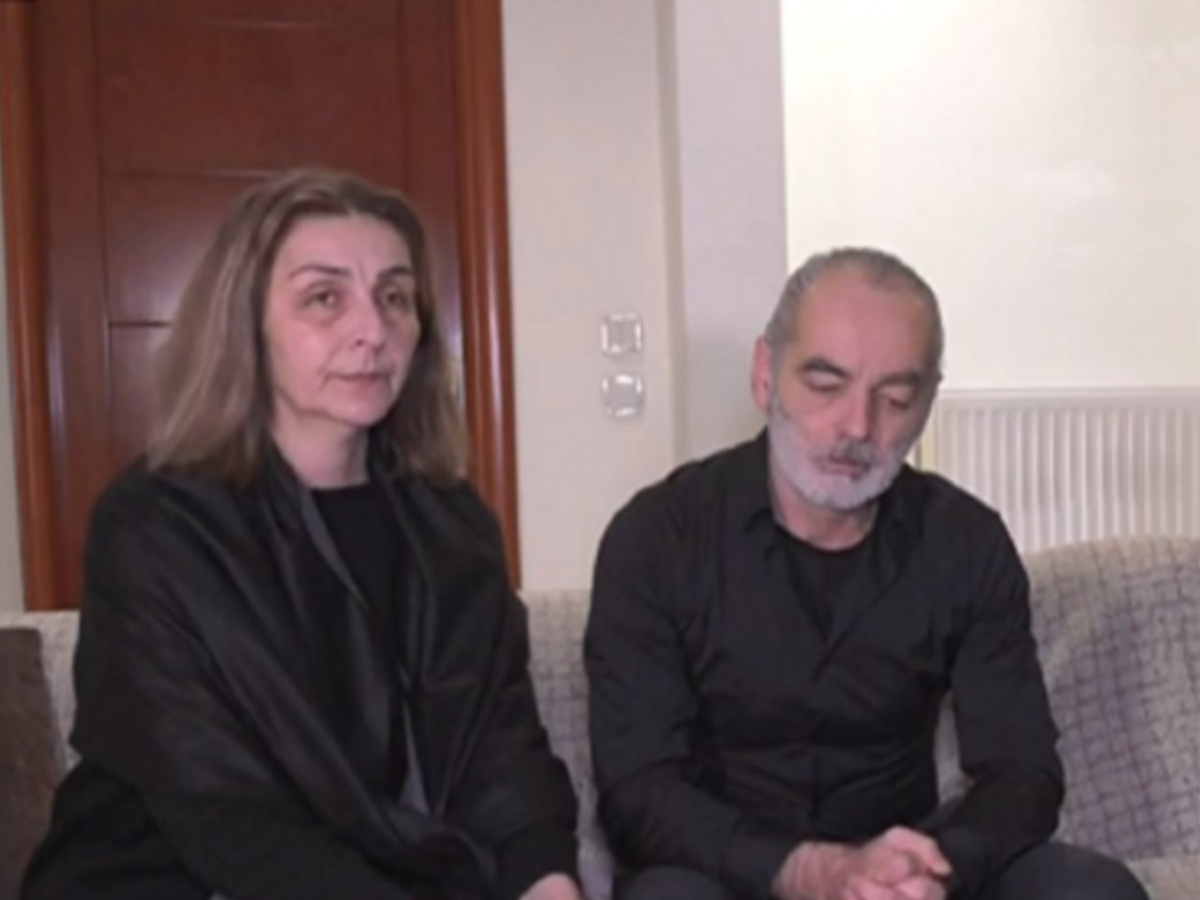Δίκη Άλκη Καμπανού: «Είμαι η μητέρα του, κοιτάξτε με, σηκώστε το κεφάλι» είπε στους 12 κατηγορούμενους