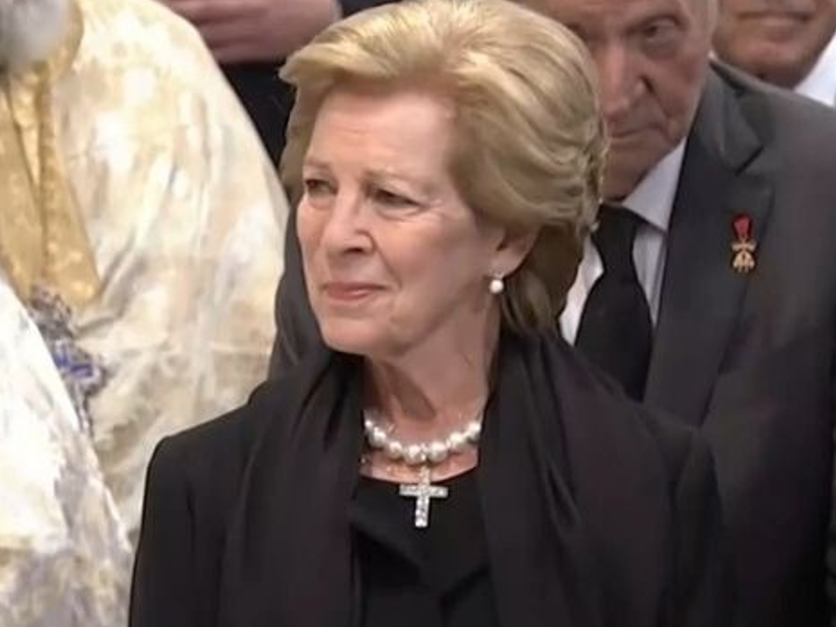 Κηδεία τέως Βασιλιά Κωνσταντίνου: Συγκινημένη η σύζυγός του, Άννα Μαρία – Βίντεο
