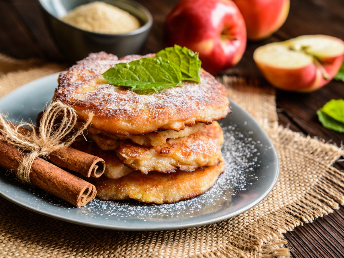 Συνταγή για pancakes με μήλο και κανέλα