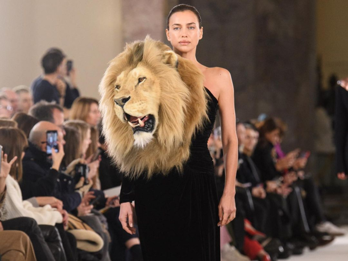 Ο Schiaparelli άνοιξε την Eβδομάδα Υψηλής Ραπτικής με λιοντάρια και διάσημες καλεσμένες