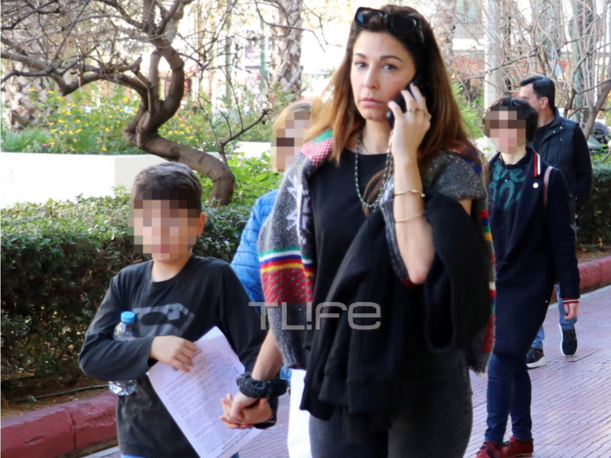 Κατερίνα Παπουτσάκη: Βόλτα με τον μεγαλύτερο γιο της, Μάξιμο στο κέντρο της Αθήνας – Φωτογραφίες