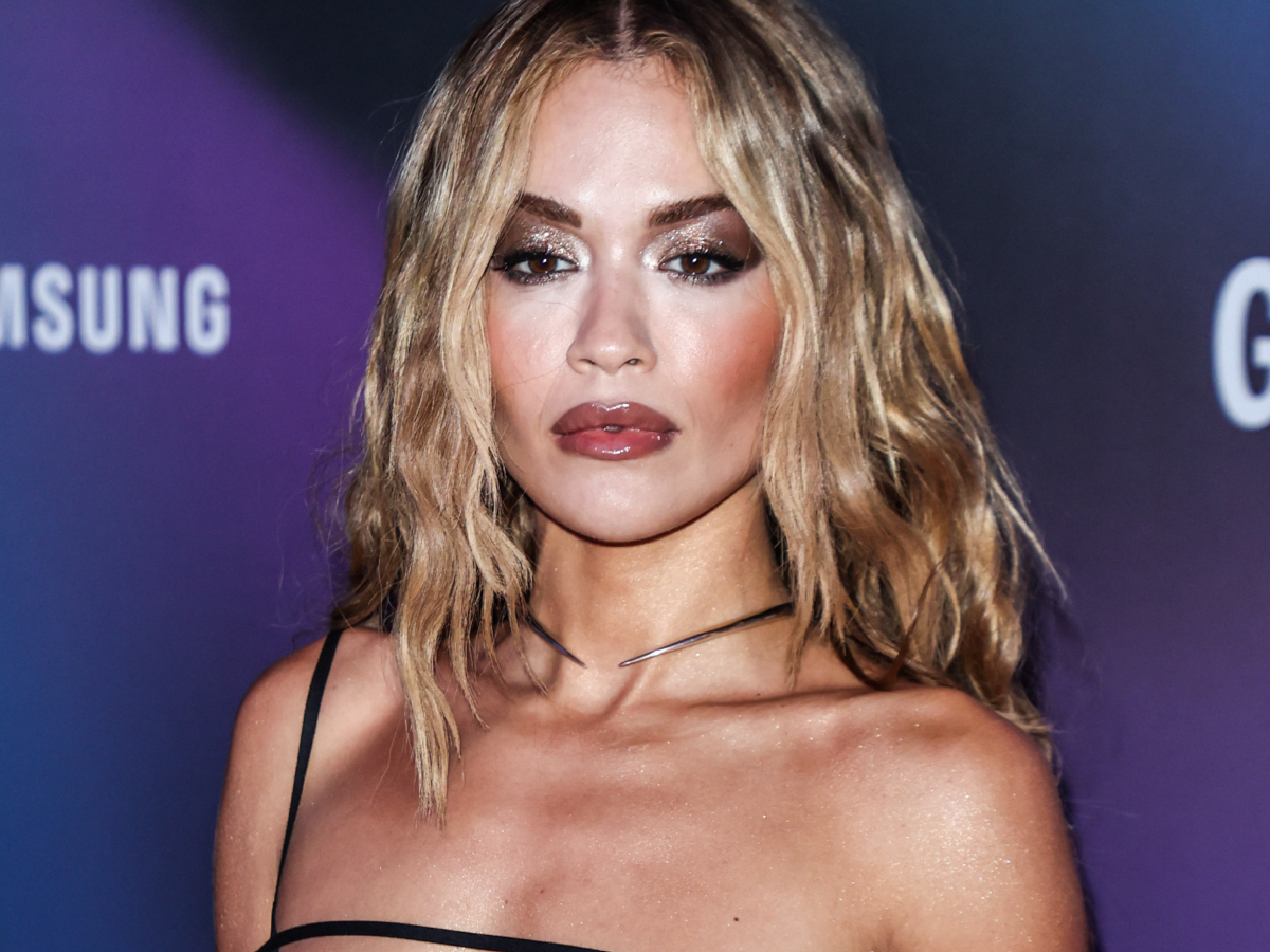 Rita Ora: Τολμηρή εμφάνιση στο red carpet χωρίς…σουτιέν!