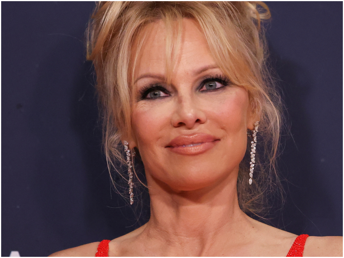 Η Pamela Anderson με φόρεμα της Victoria Beckham που κόβει την ανάσα