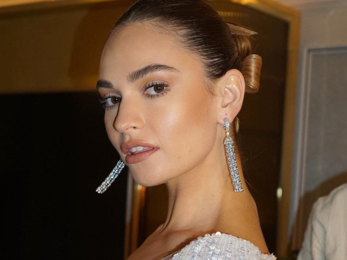 Lily James: Αυτό είναι το highlighter που υπάρχει στο νεσεσέρ της κάθε εποχή του χρόνου