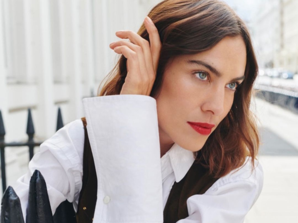 Alexa Chung: Φόρεσε το πιο chic αξεσουάρ μαλλιών που υπάρχει σίγουρα στο συρτάρι σου