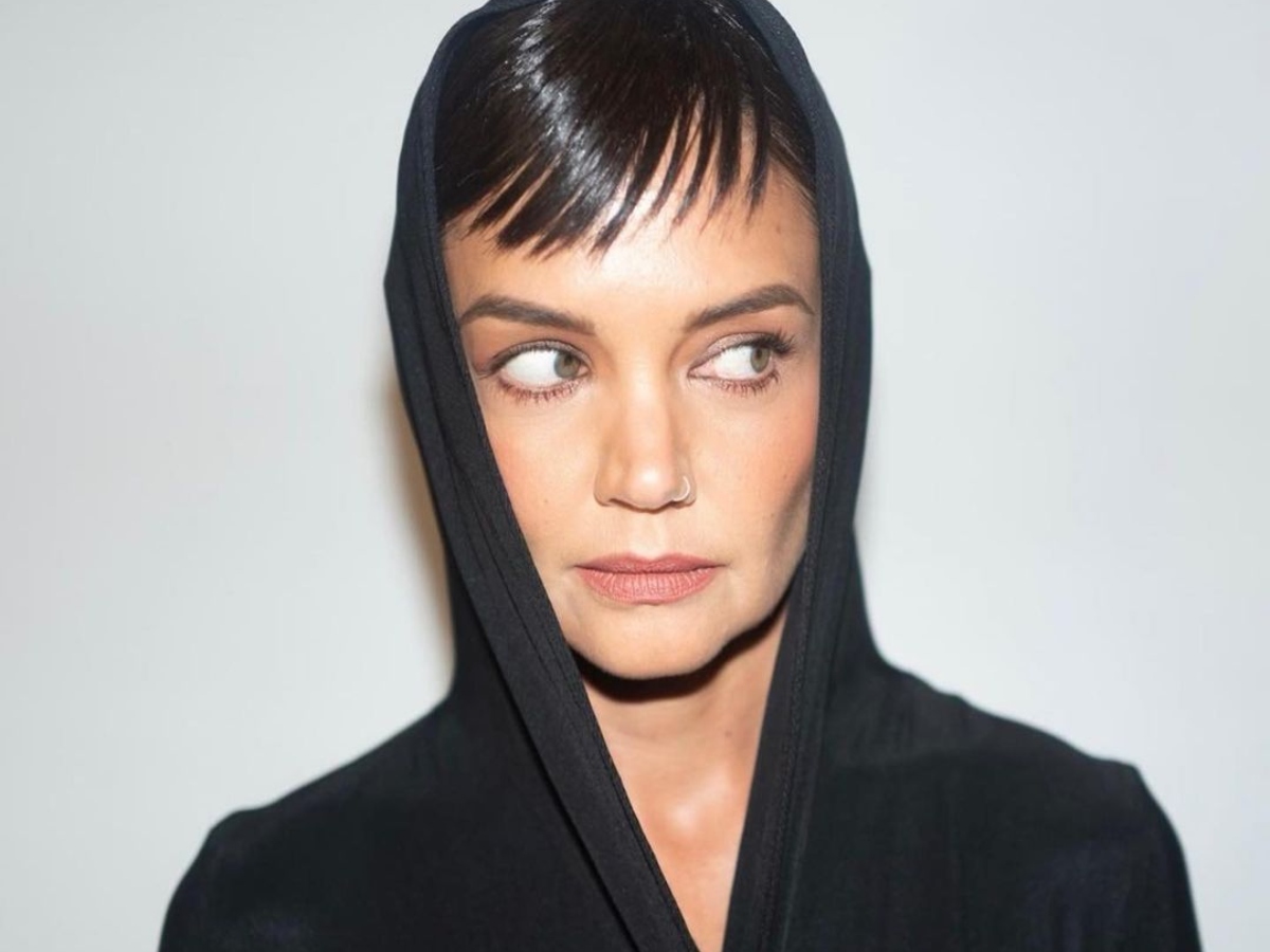 Katie Holmes: Η sleek wet πλεξούδα της είναι τέλεια για τις βροχερές ημέρες και νύχτες