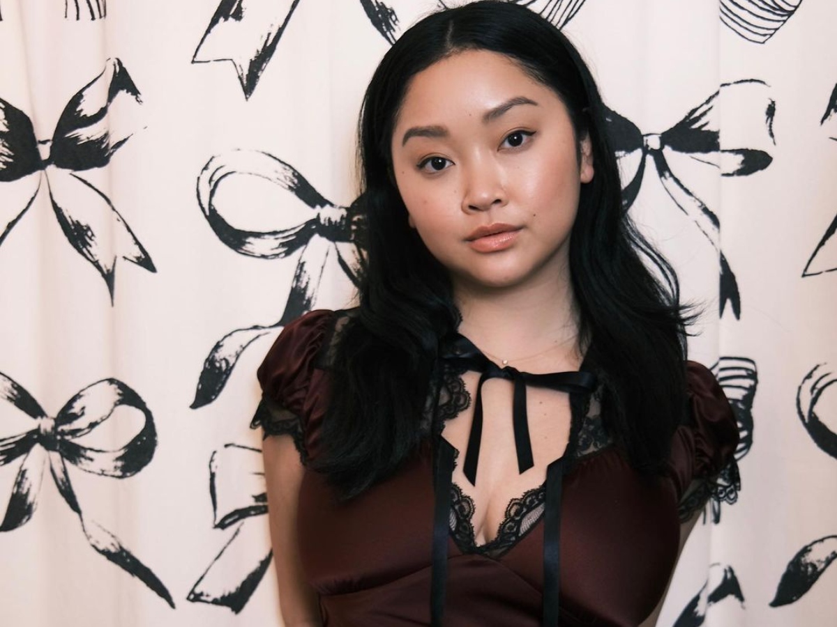 Aura nails: Η Lana Condor υιοθέτησε το look στις δύο ωραιότερες γήινες αποχρώσεις του Χειμώνα