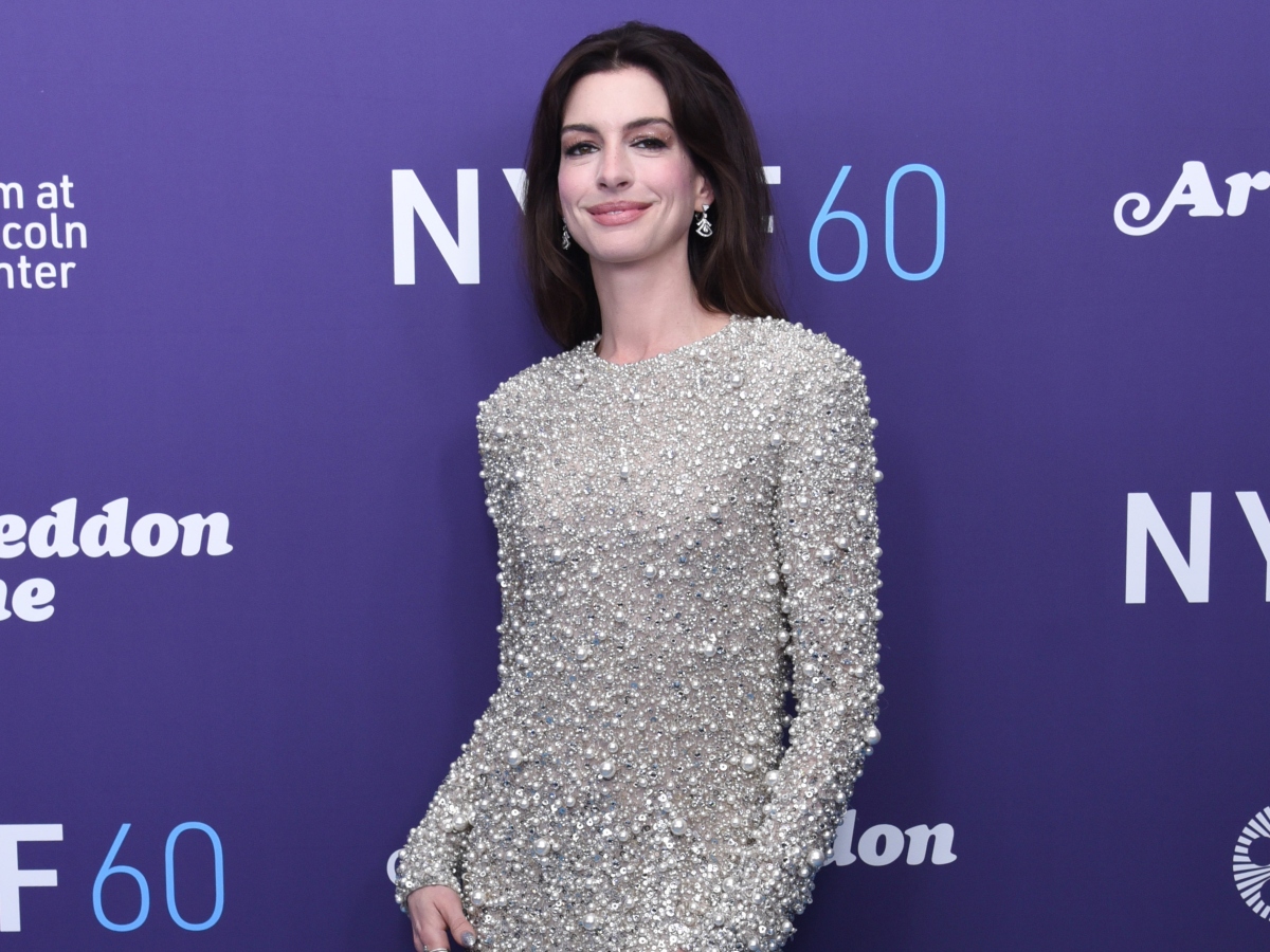 Anne Hathaway: Μοιράστηκε με τους θαυμαστές της μια  make-up free selfie και μοιάζει με έφηβη
