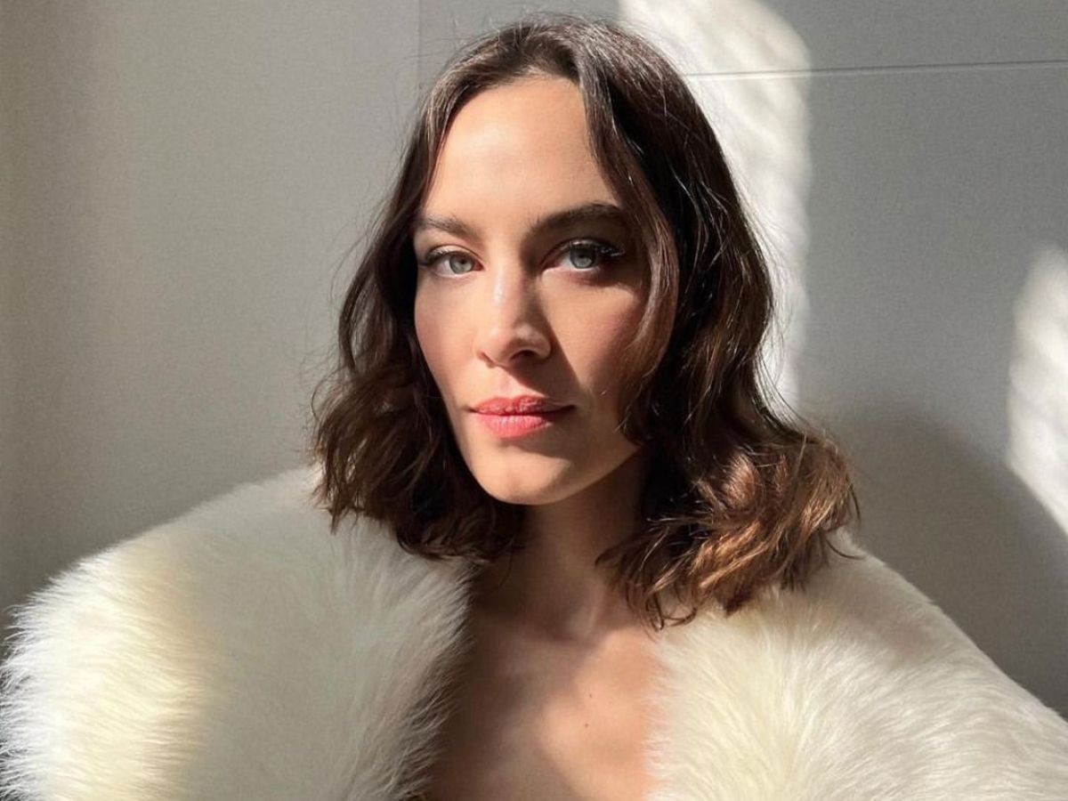 Alexa Chung: Με minimal old Hollywood beauty look κατάλληλο για την επόμενη βραδινή σου έξοδο