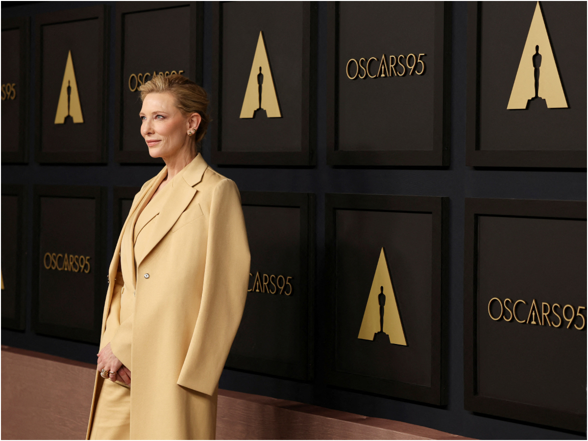 H Cate Blanchett με elegant μπεζ σύνολο τέλειο για το γραφείο σου