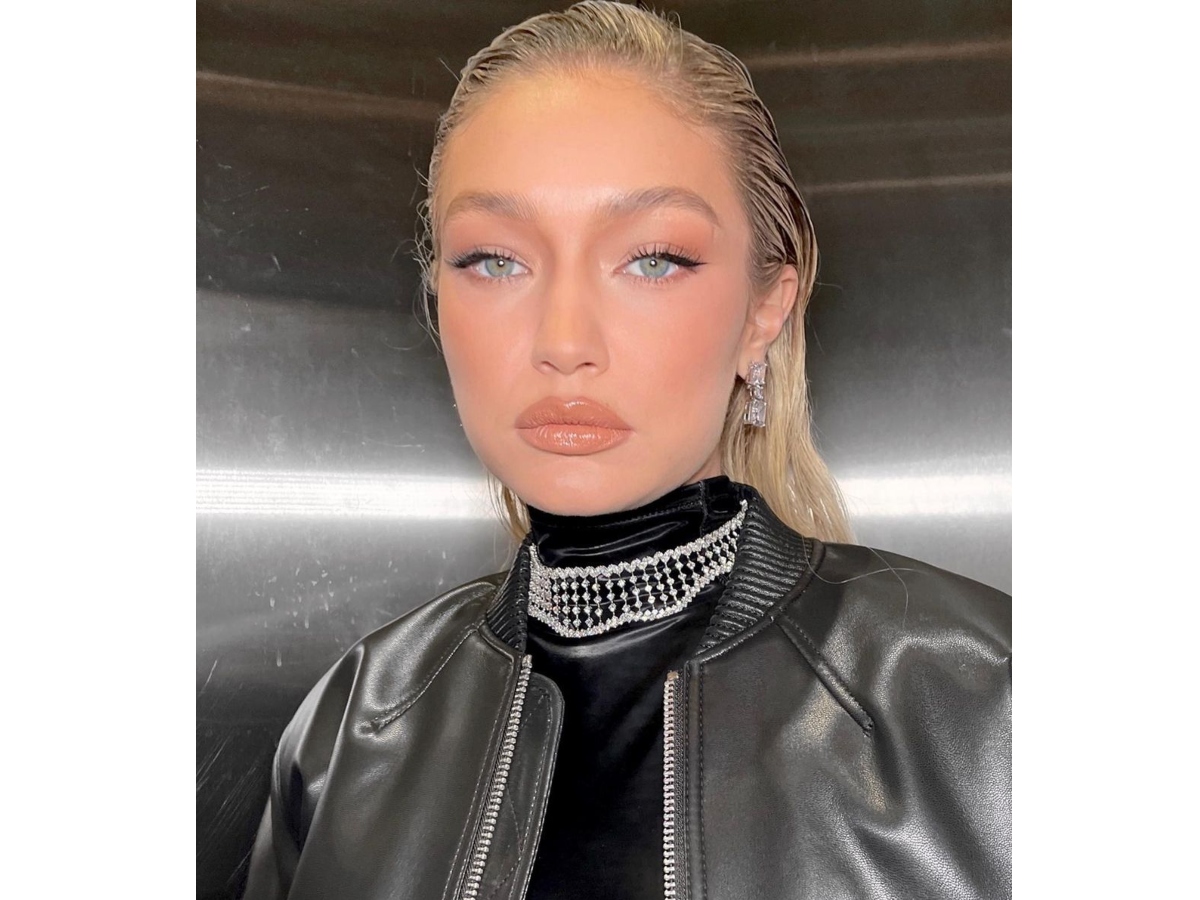 Gigi Hadid: Σε ρόλο παρουσιάστριας με το πιο glam make up look της σεζόν